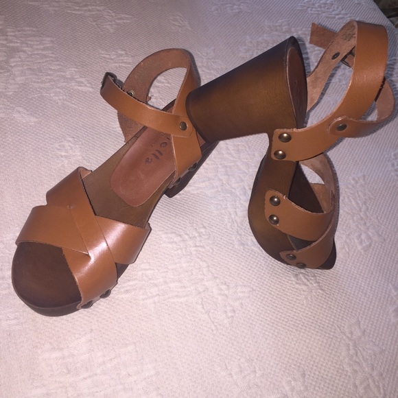 Mariella platform heels. - Picture 2 of 4